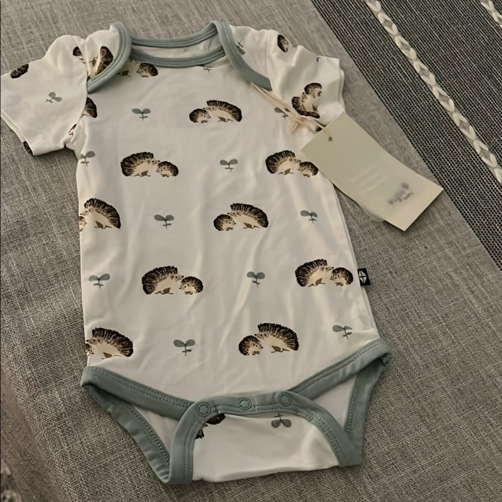 NWT Kyte Baby White and Green Bodysuit with Hedgehog Print 0-3m